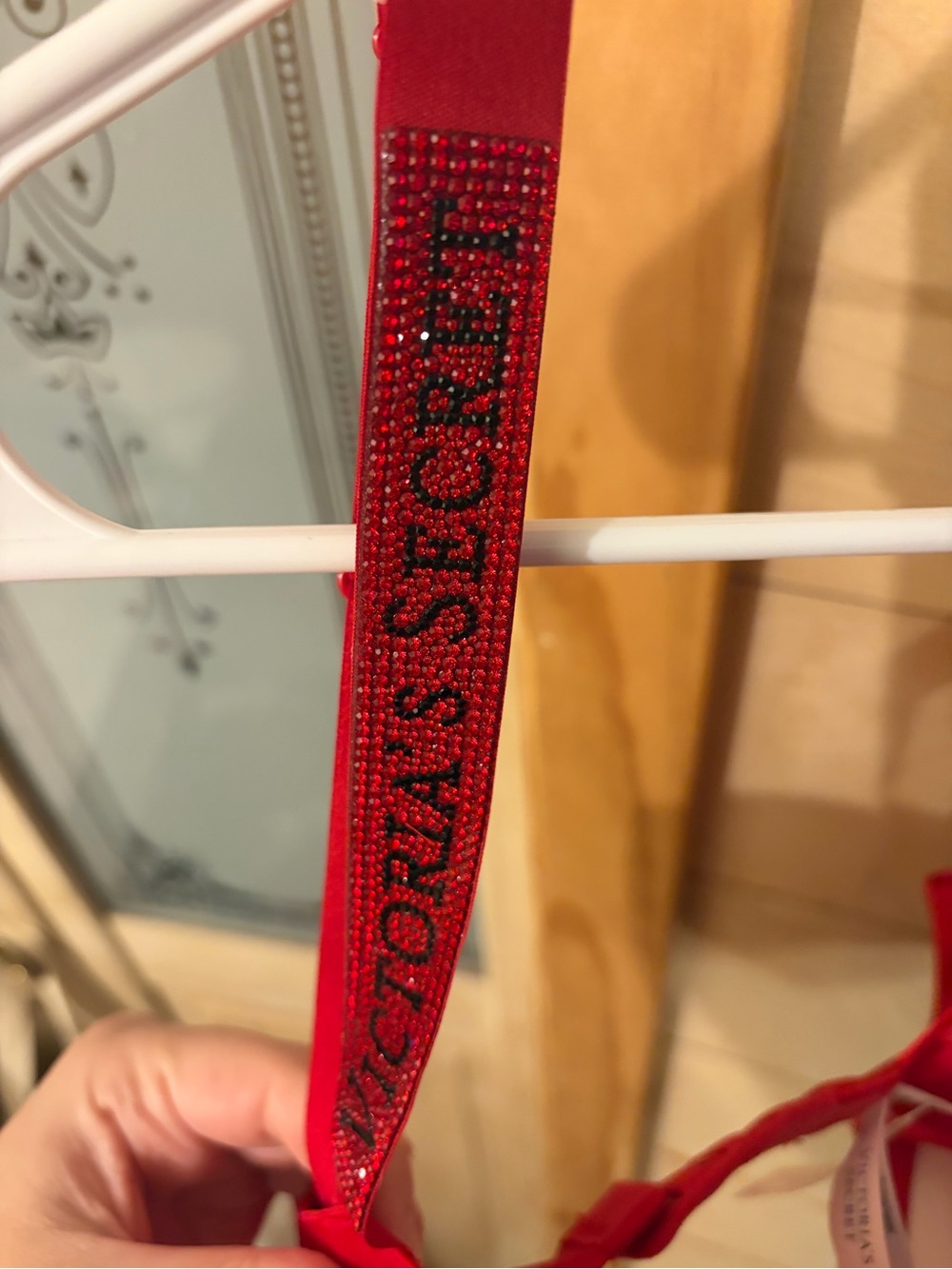 Victoria's Secret Very Sexy Logo Shine in Lipstick Red 34DD - Picture 4 of 6